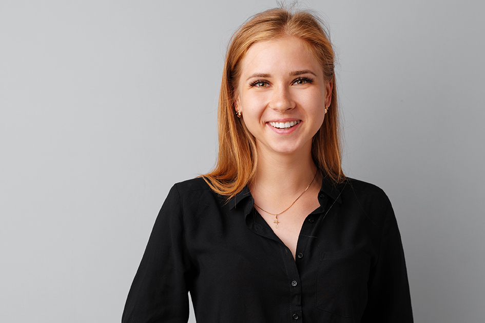 woman laughing at murphey dental aesthetics